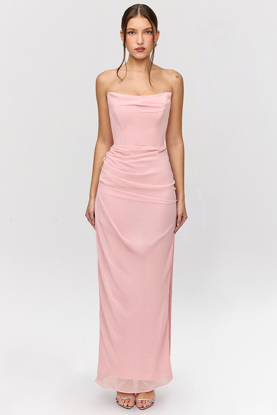 trägerloses abendkleid aus rosafarbenem georgette