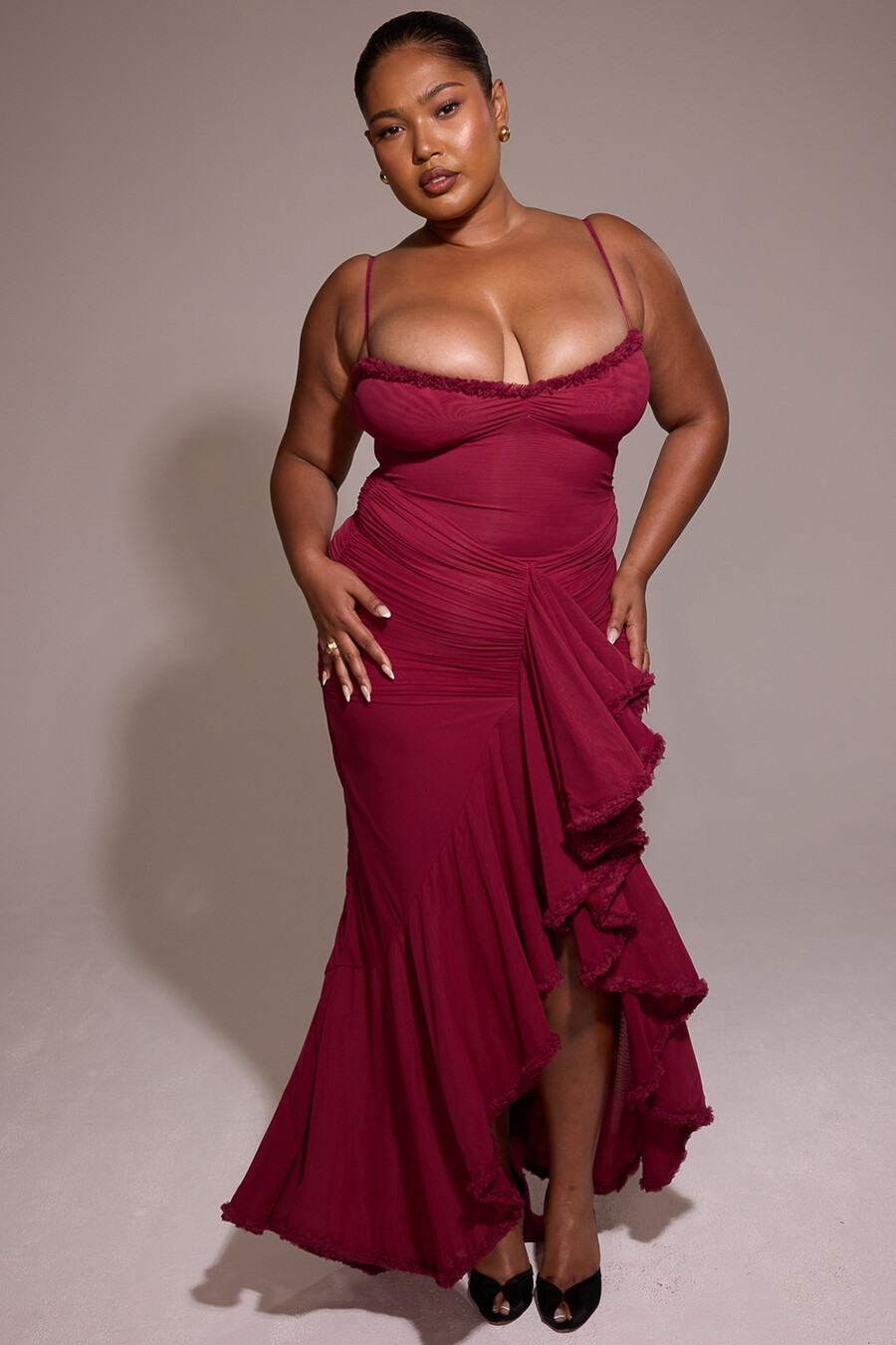 weinrotes kleid mit rüschen vorne