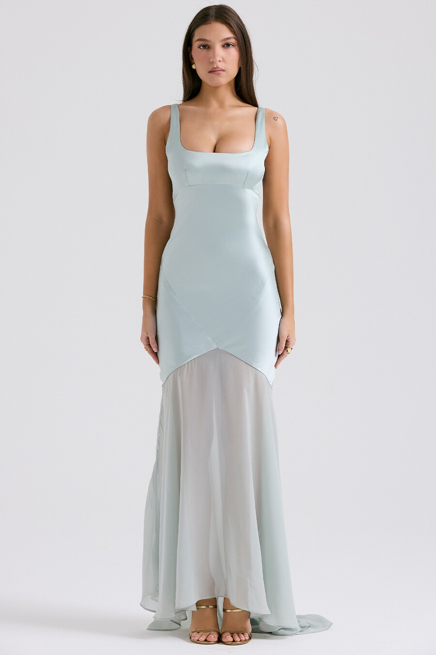 bodenlanges kleid aus pistazienfarbenem chiffon