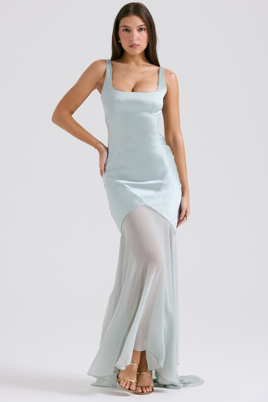 bodenlanges kleid aus pistazienfarbenem chiffon