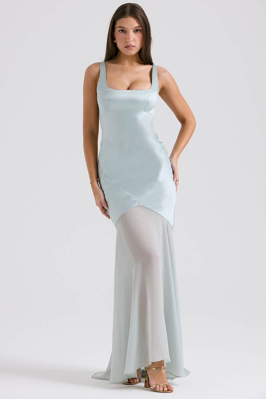 bodenlanges kleid aus pistazienfarbenem chiffon