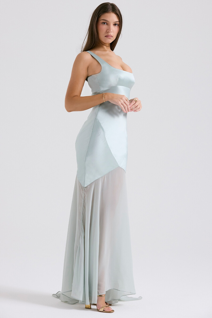 bodenlanges kleid aus pistazienfarbenem chiffon