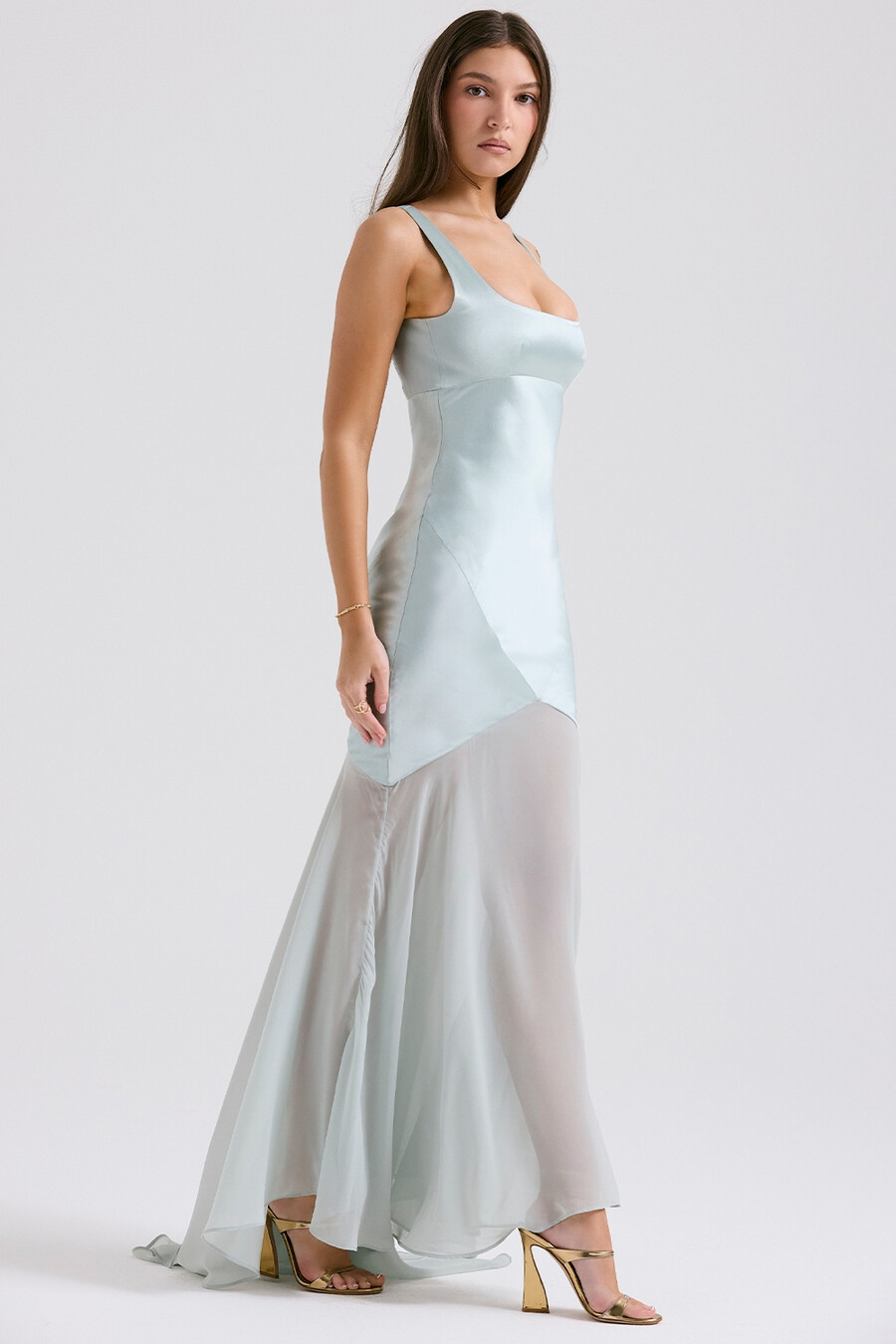 bodenlanges kleid aus pistazienfarbenem chiffon