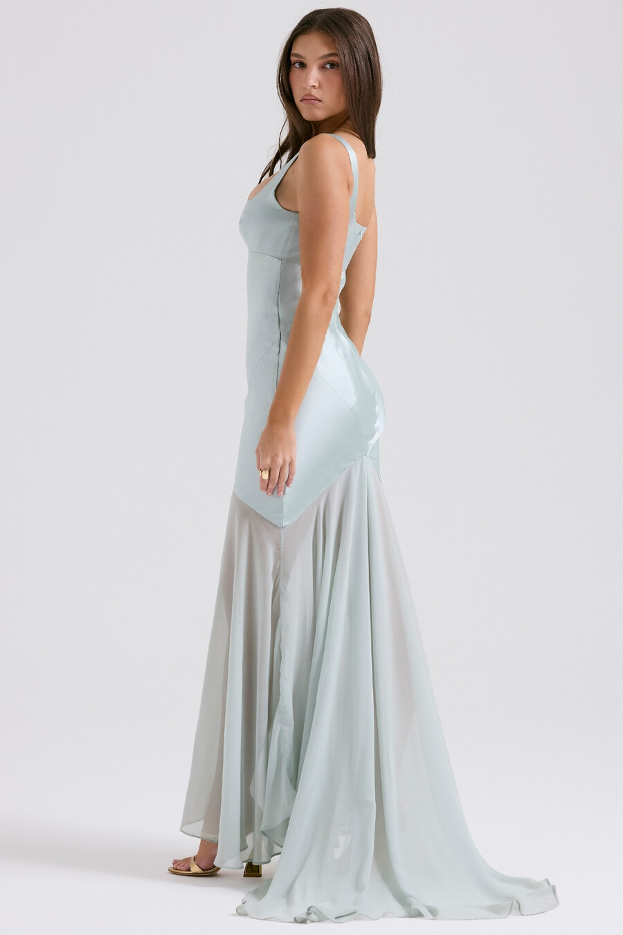 bodenlanges kleid aus pistazienfarbenem chiffon