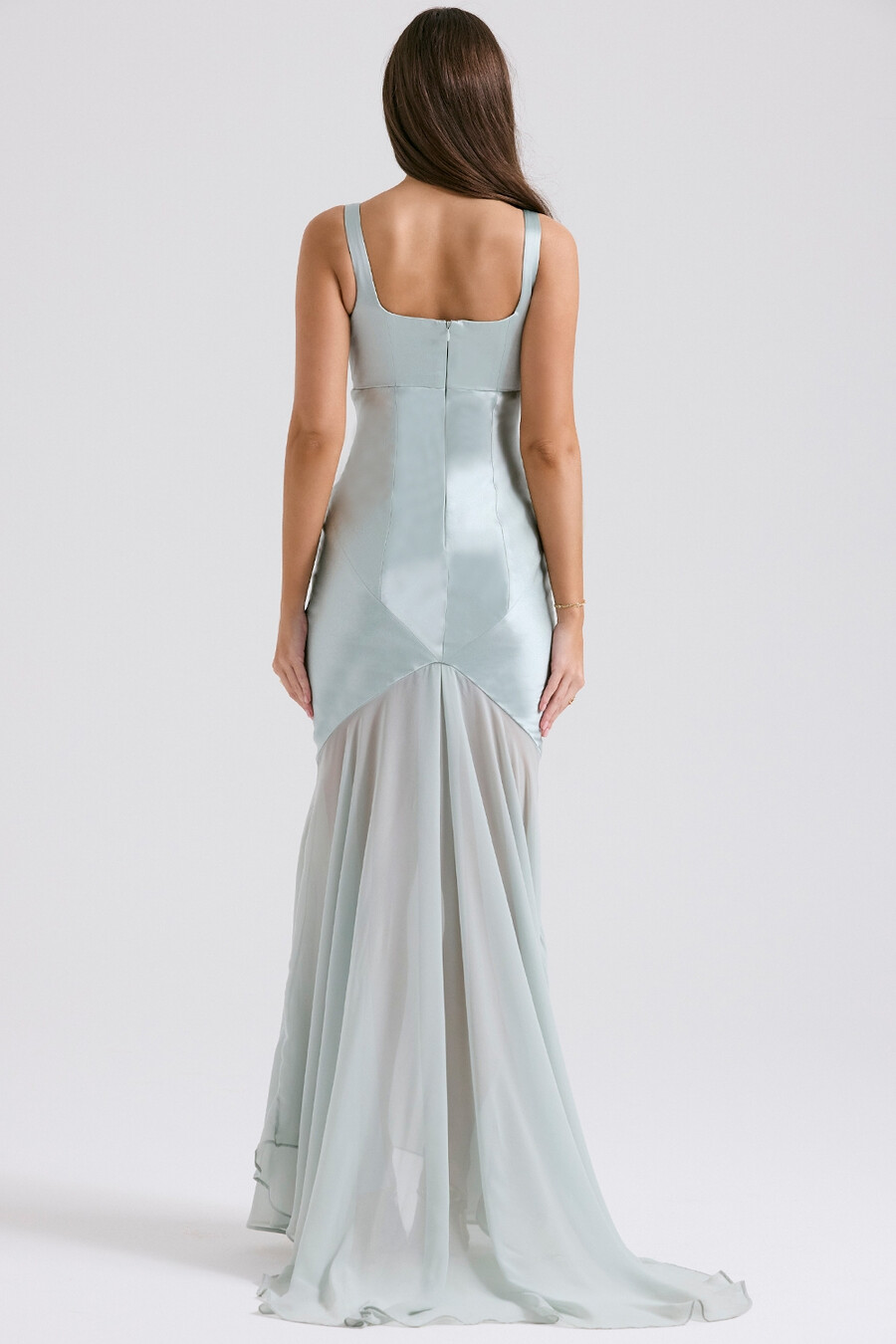bodenlanges kleid aus pistazienfarbenem chiffon