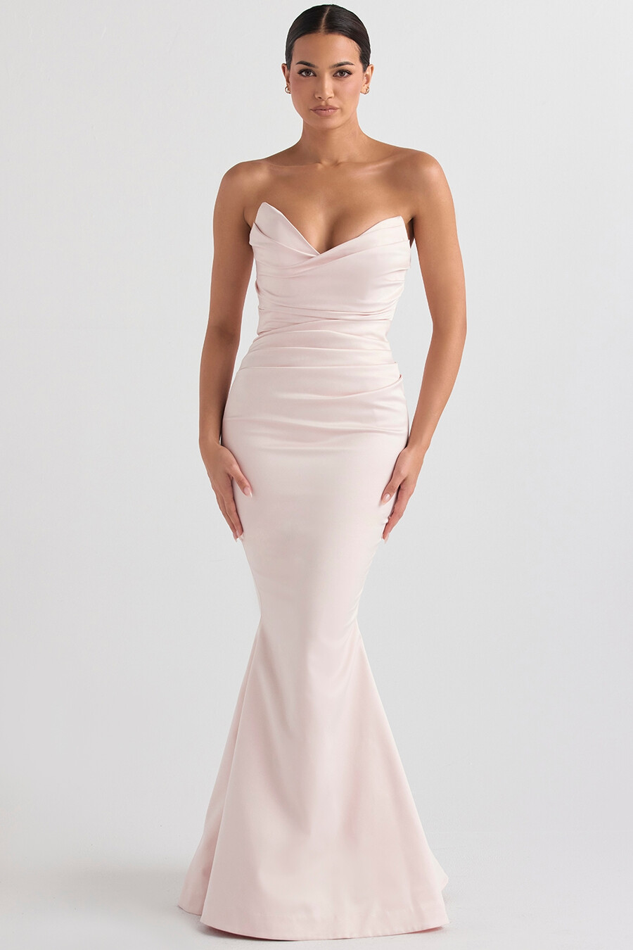 trägerloses abendkleid aus rosafarbenem satin
