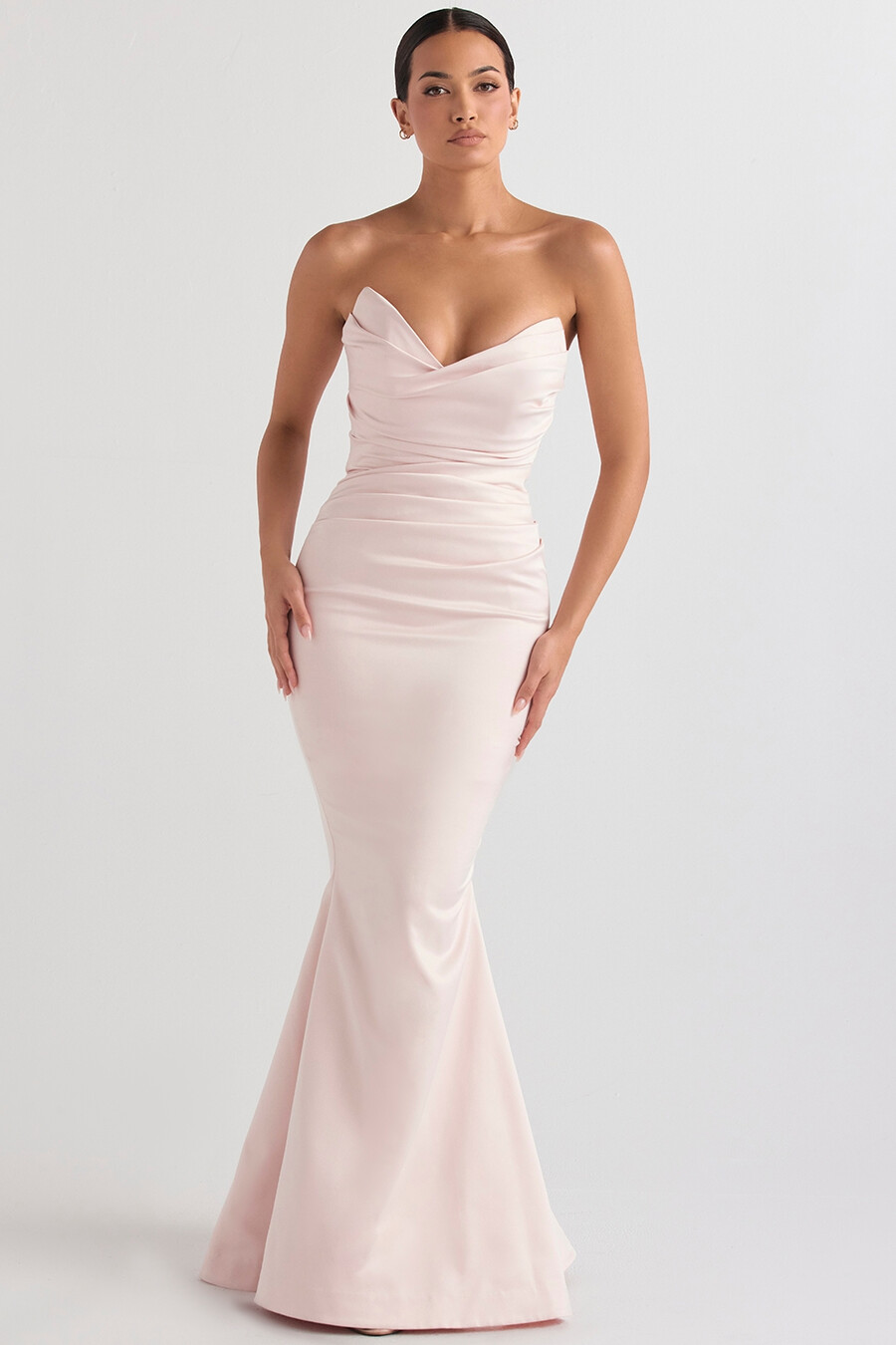 trägerloses abendkleid aus rosafarbenem satin