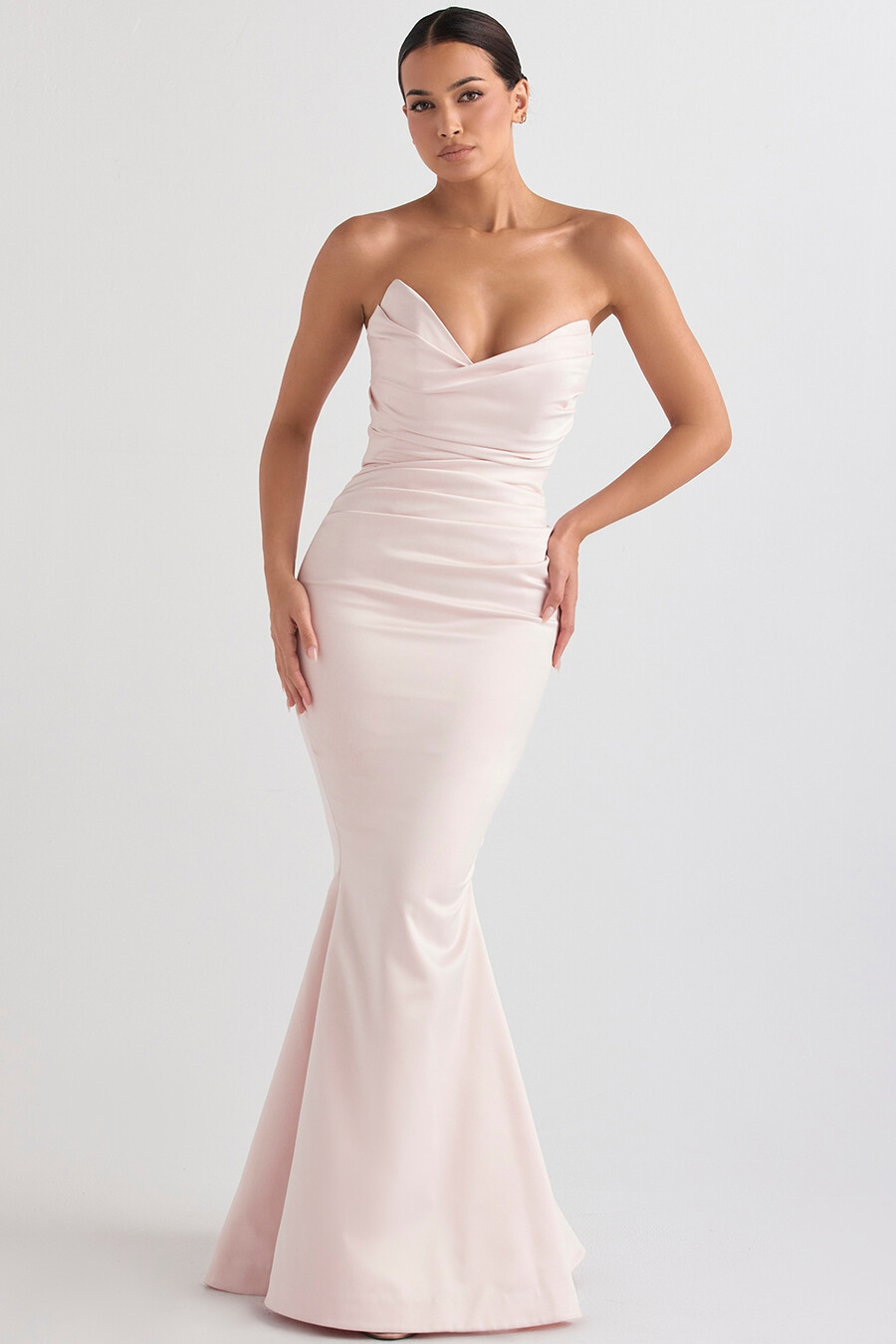 trägerloses abendkleid aus rosafarbenem satin