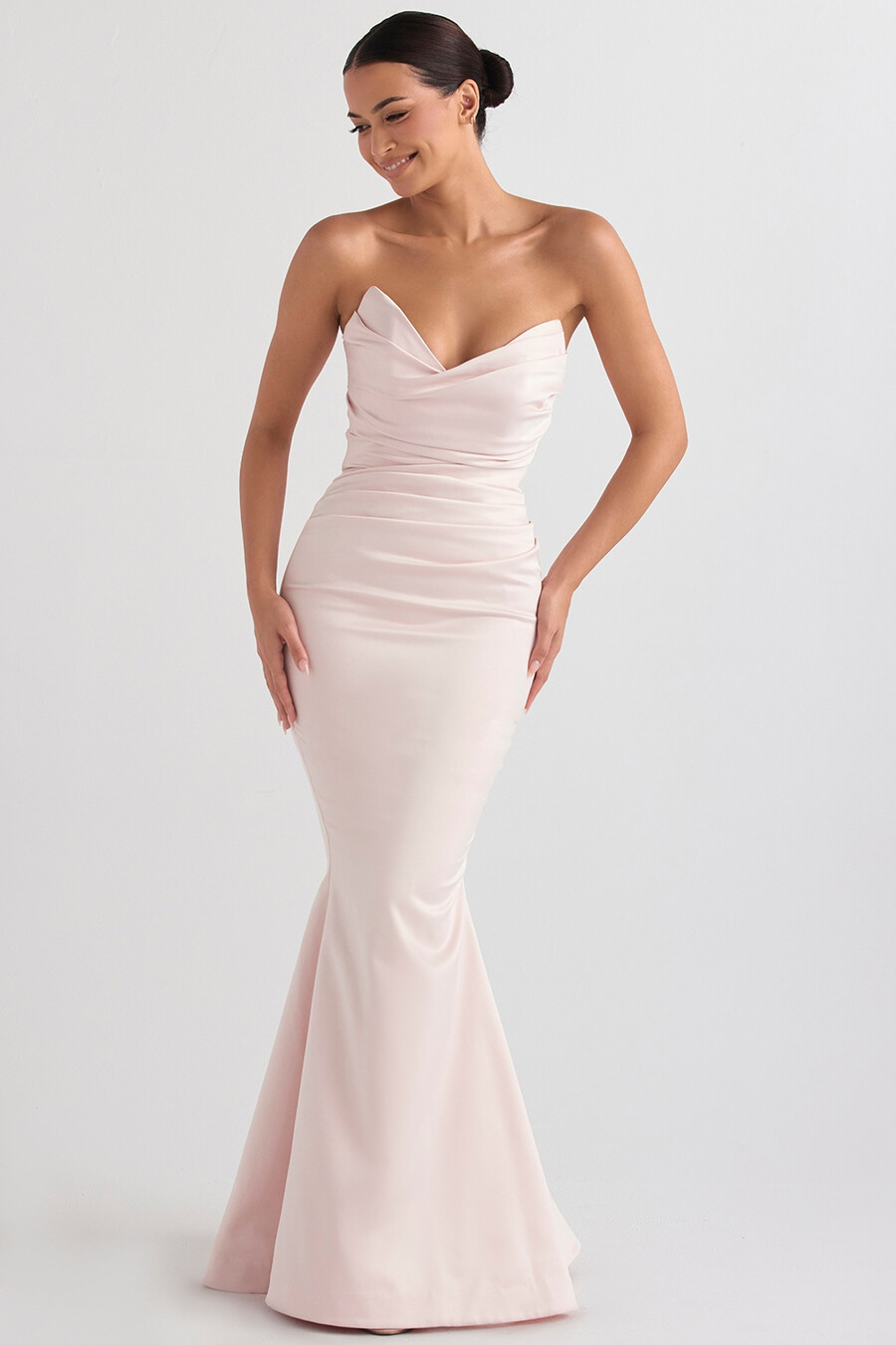 trägerloses abendkleid aus rosafarbenem satin