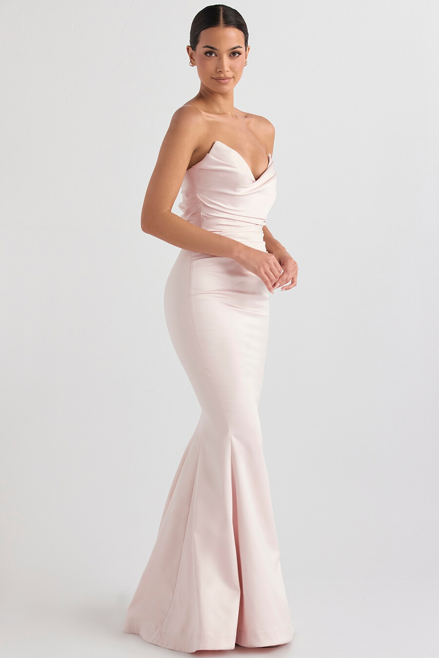 trägerloses abendkleid aus rosafarbenem satin