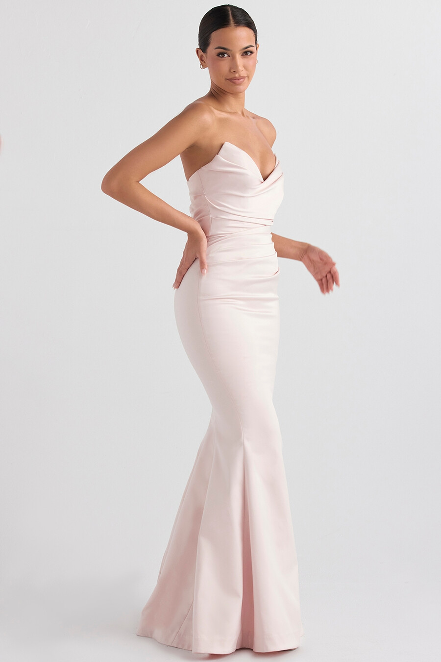 trägerloses abendkleid aus rosafarbenem satin