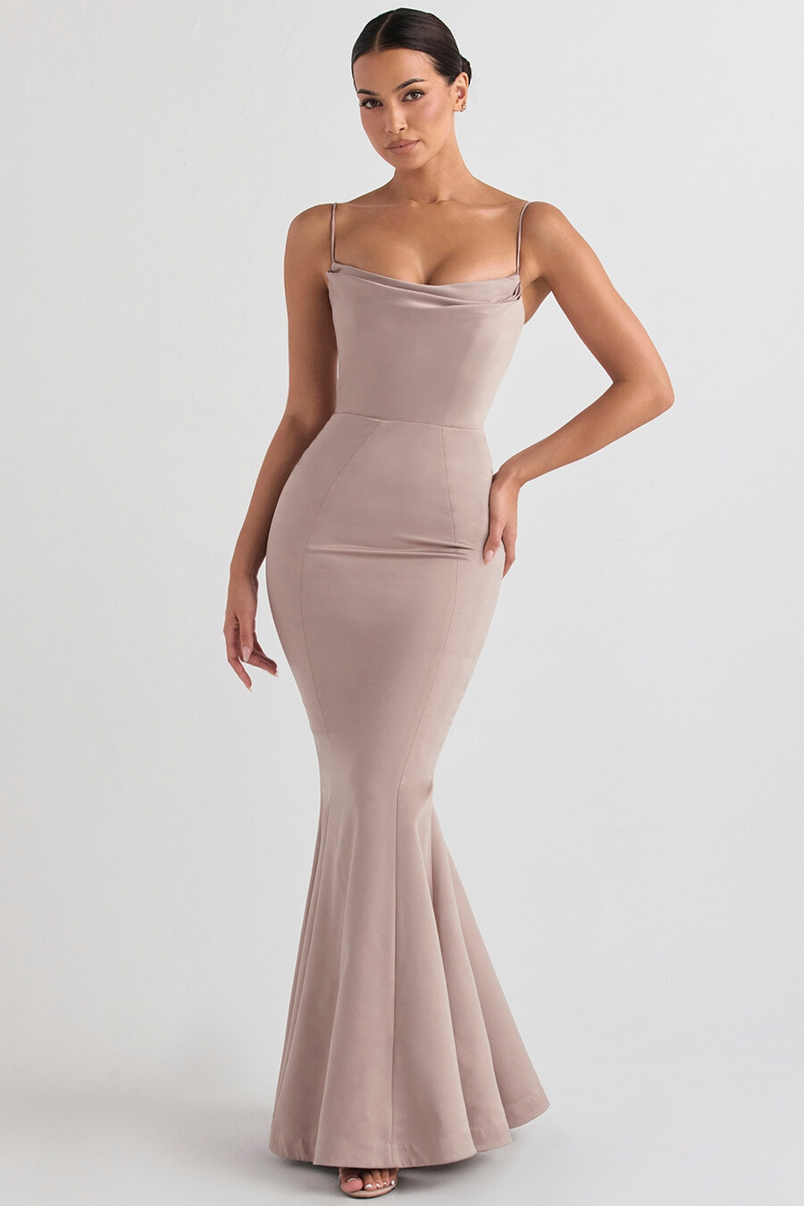 pilzfarbenes satin-fischschwanzkleid