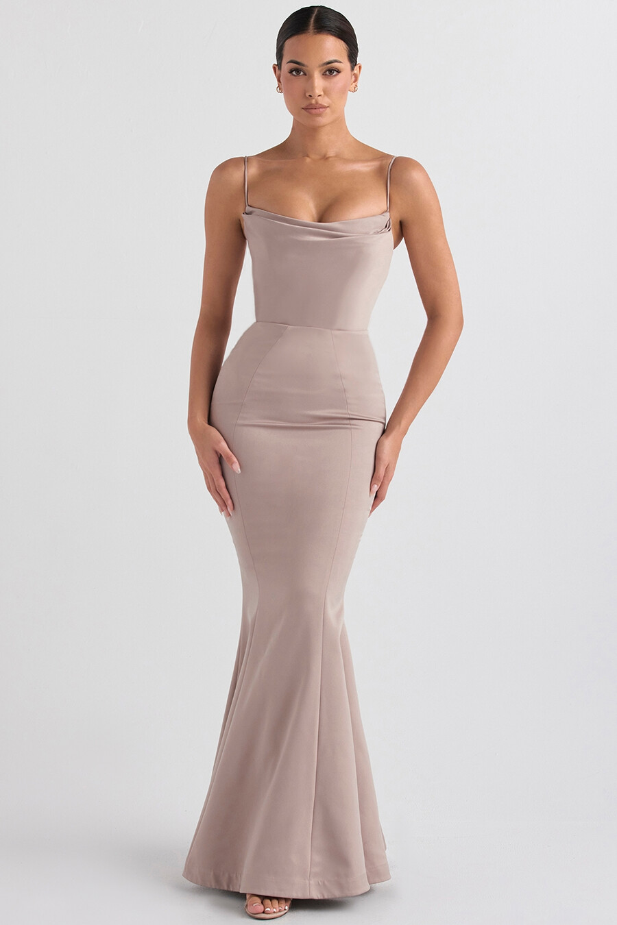 pilzfarbenes satin-fischschwanzkleid