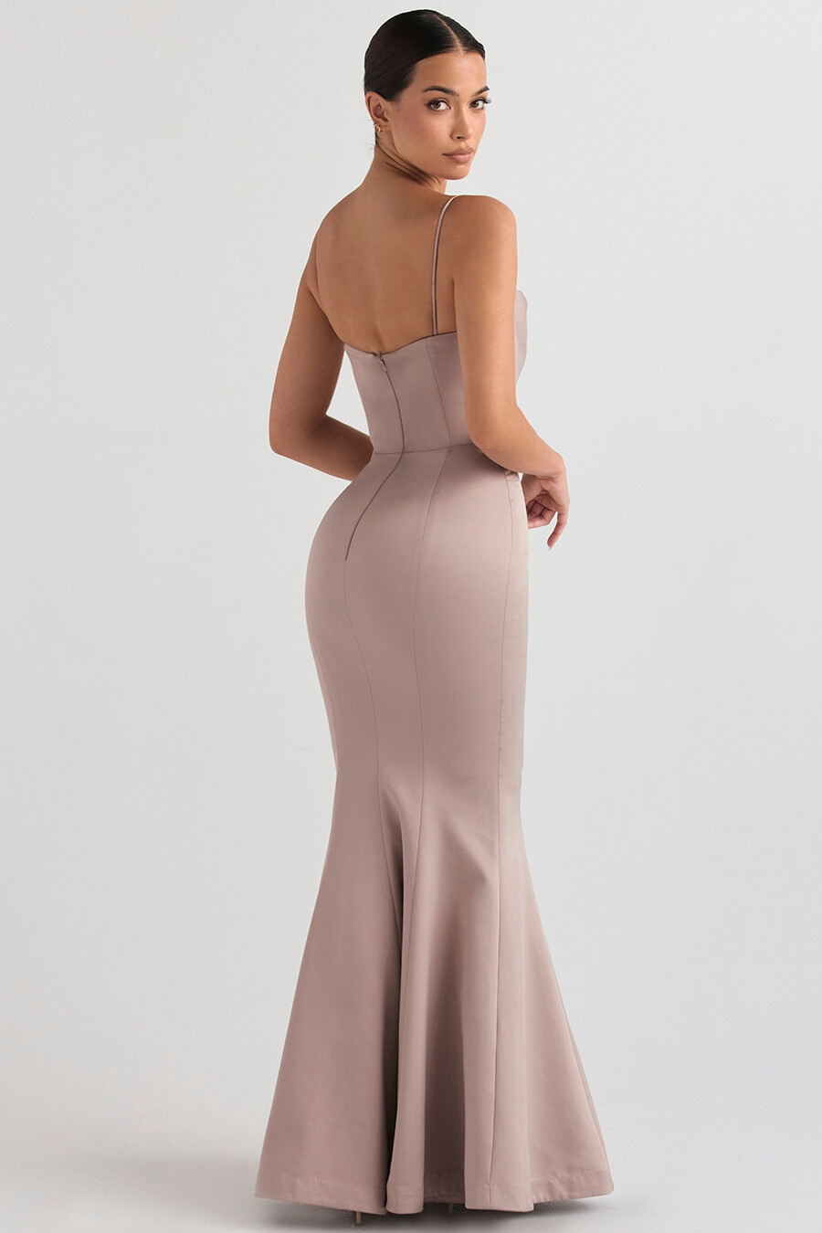 pilzfarbenes satin-fischschwanzkleid