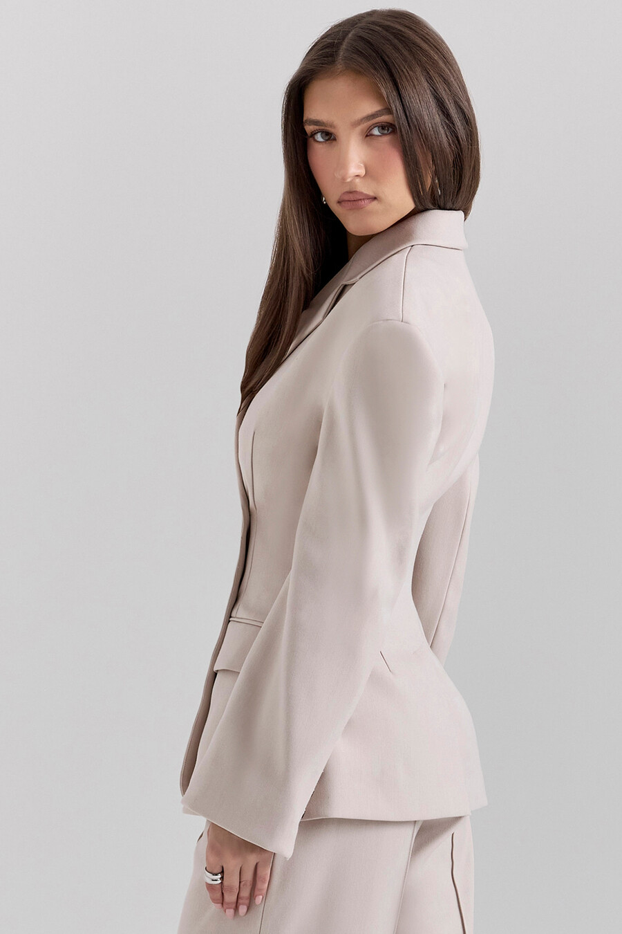 beigefarbener sanduhr-blazer