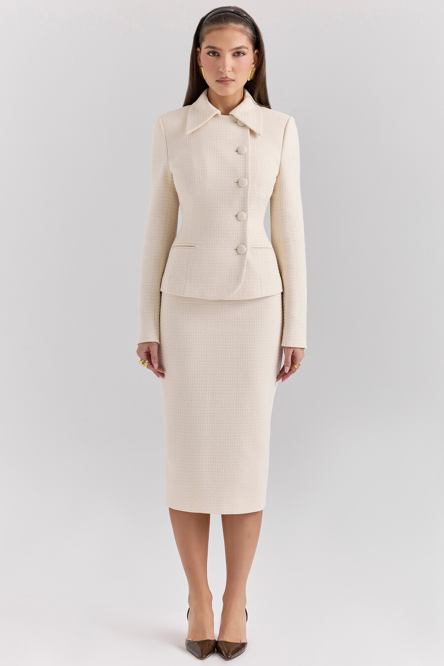 cremefarbener bouclé-blazer mit knopfleiste