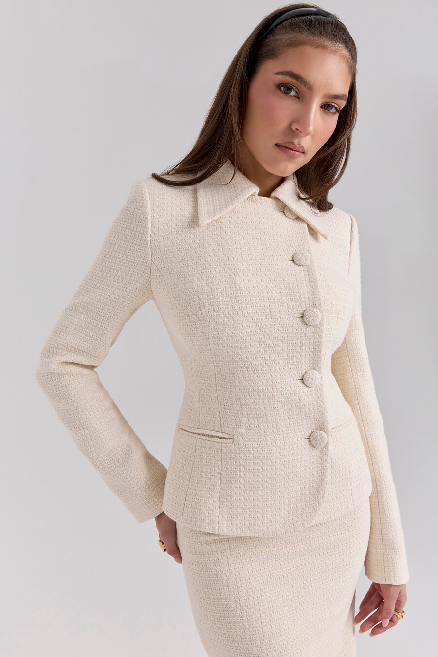 cremefarbener bouclé-blazer mit knopfleiste