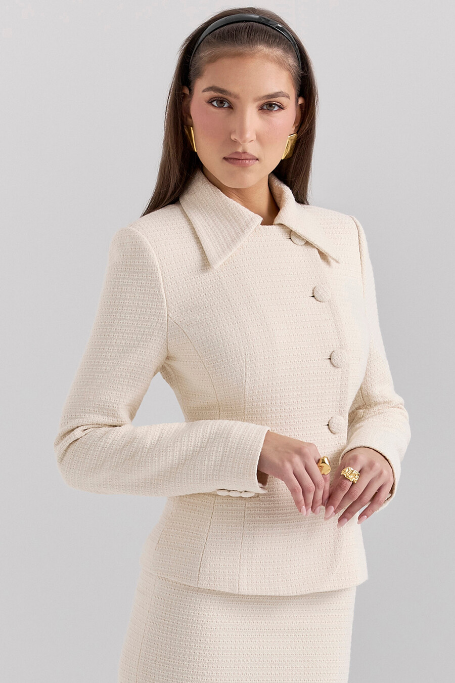 cremefarbener bouclé-blazer mit knopfleiste