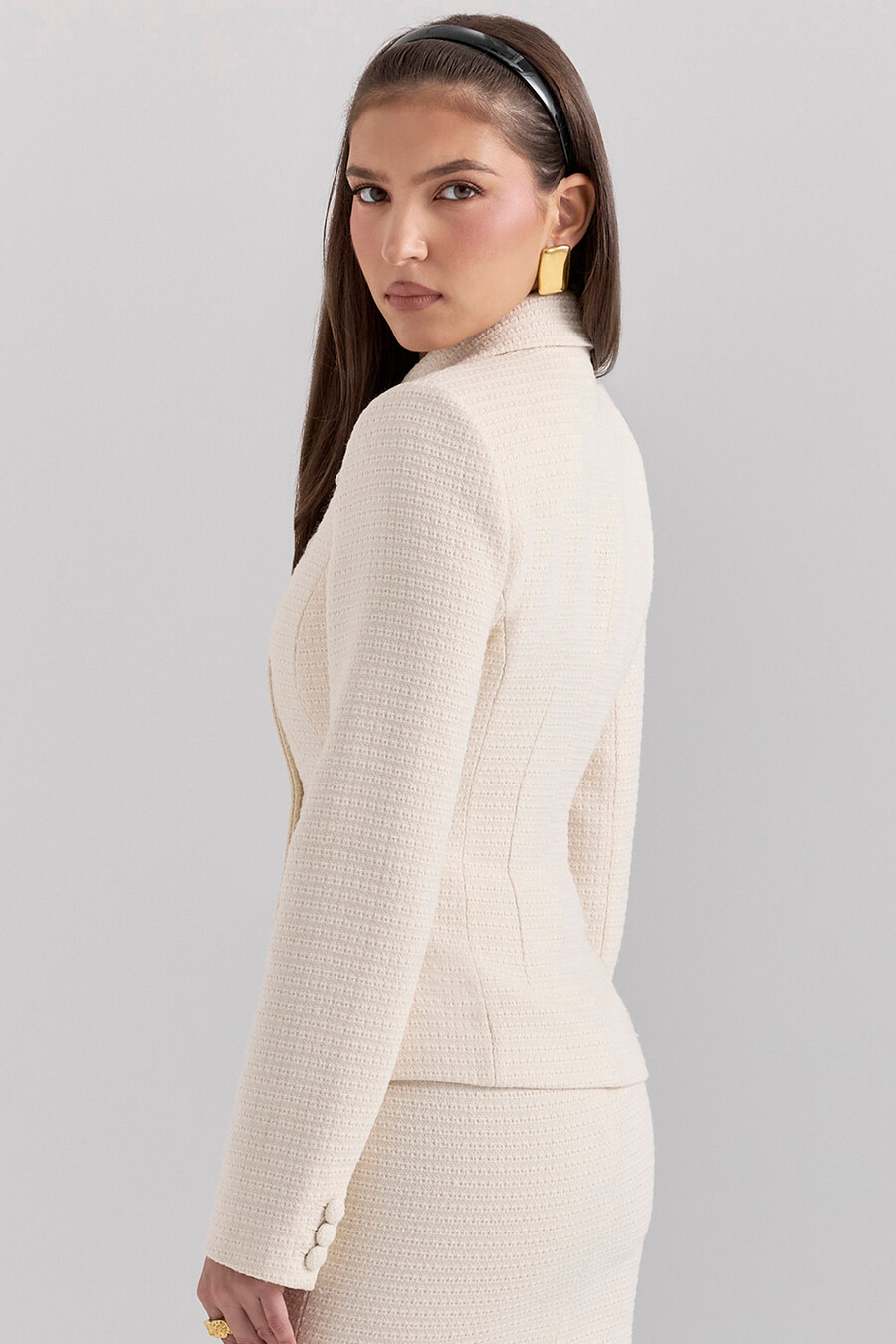 cremefarbener bouclé-blazer mit knopfleiste