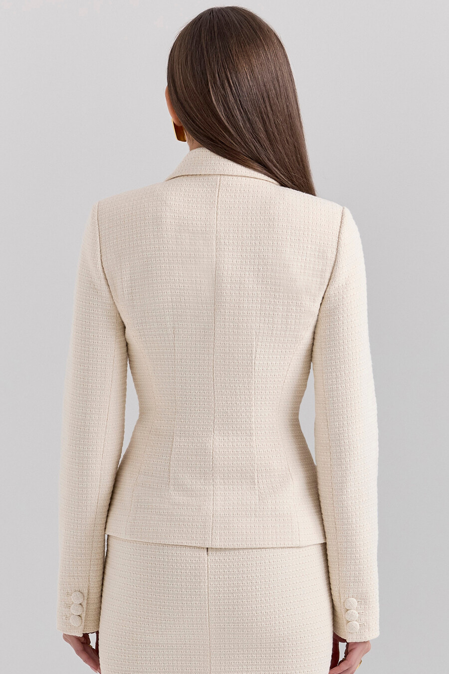 cremefarbener bouclé-blazer mit knopfleiste