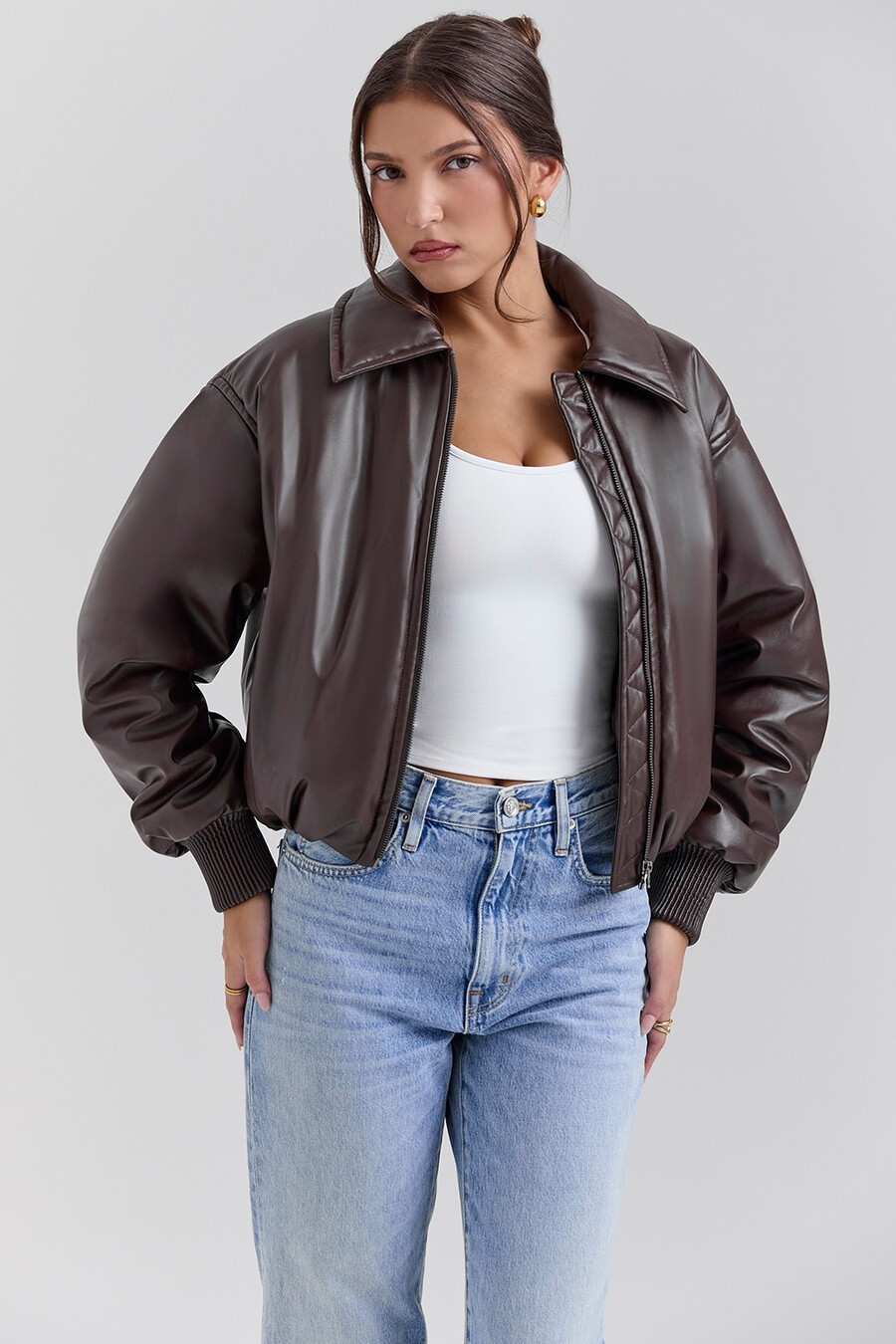 dunkelbraune bomberjacke aus veganem leder