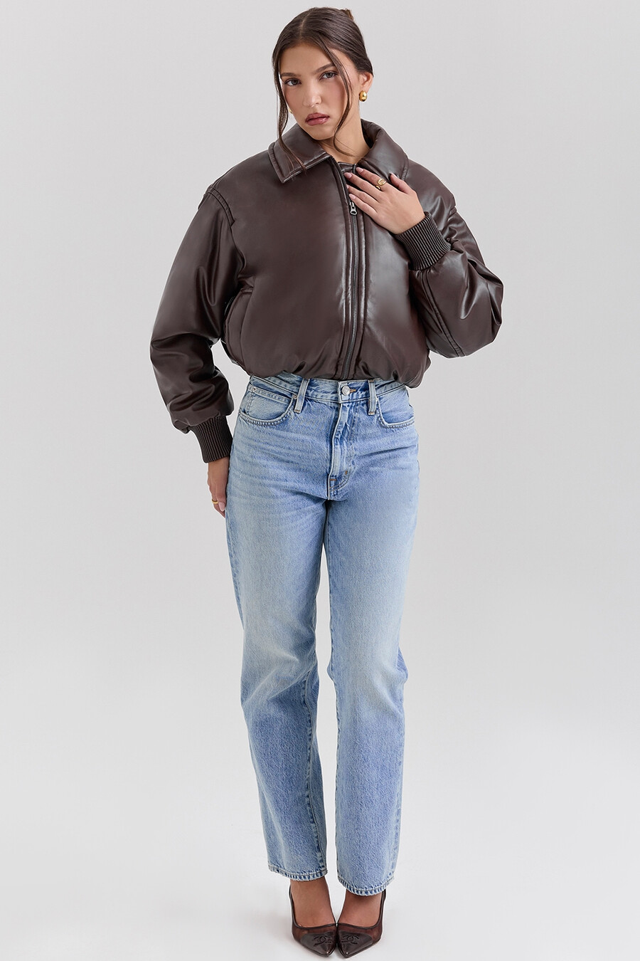 dunkelbraune bomberjacke aus veganem leder