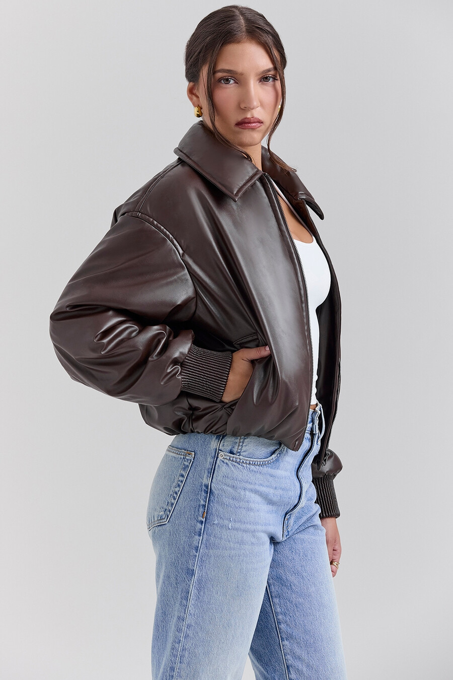 dunkelbraune bomberjacke aus veganem leder