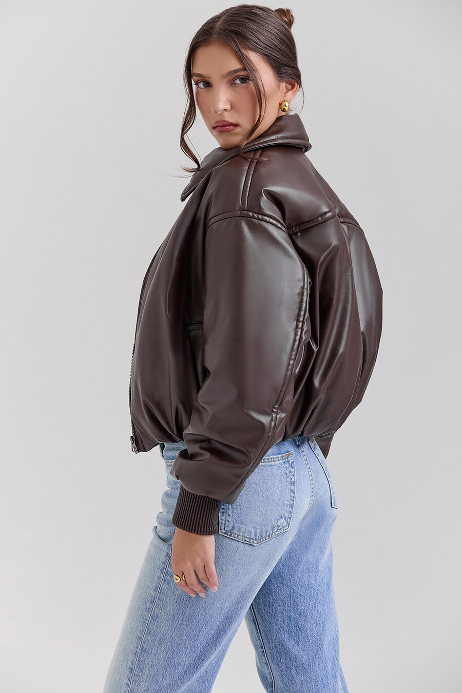 dunkelbraune bomberjacke aus veganem leder