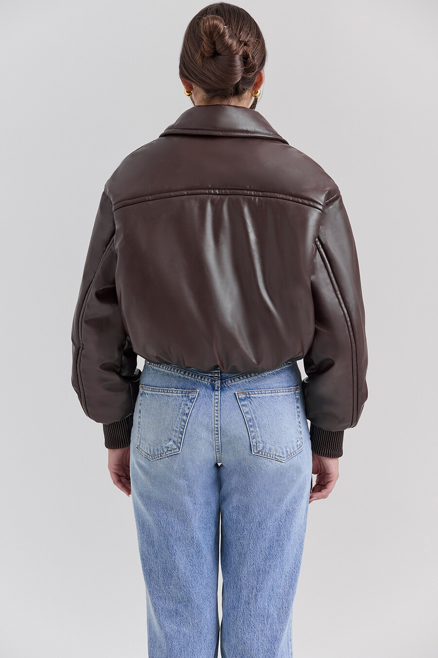 dunkelbraune bomberjacke aus veganem leder