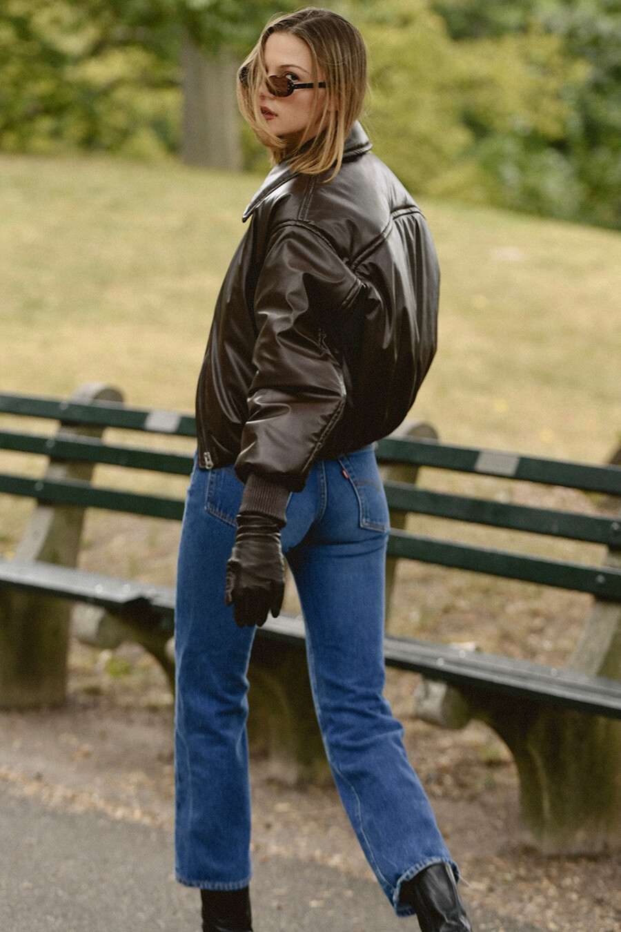 dunkelbraune bomberjacke aus veganem leder