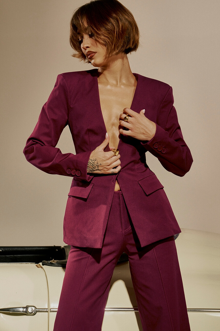weinroter blazer mit tiefem v-ausschnitt