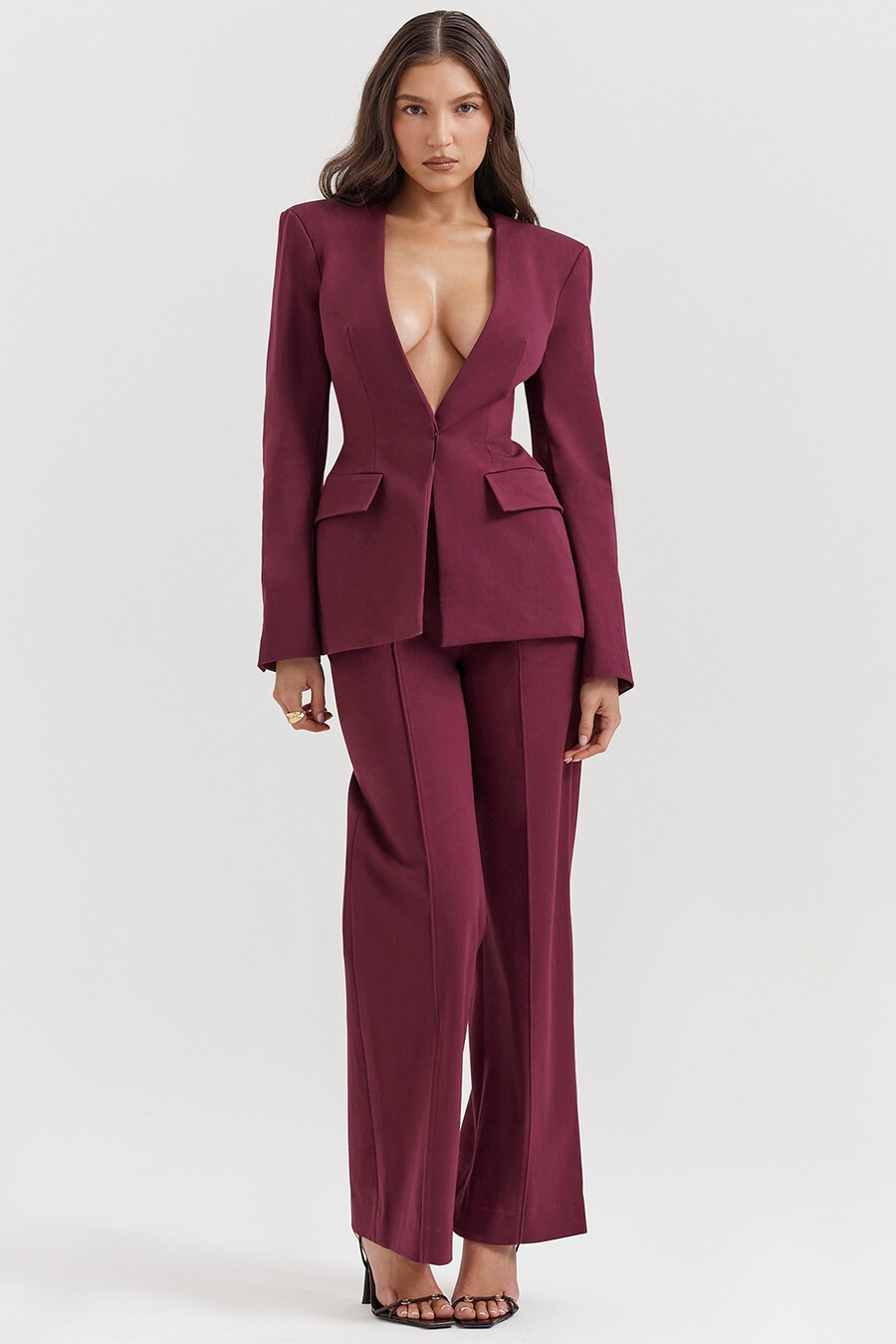 weinroter blazer mit tiefem v-ausschnitt