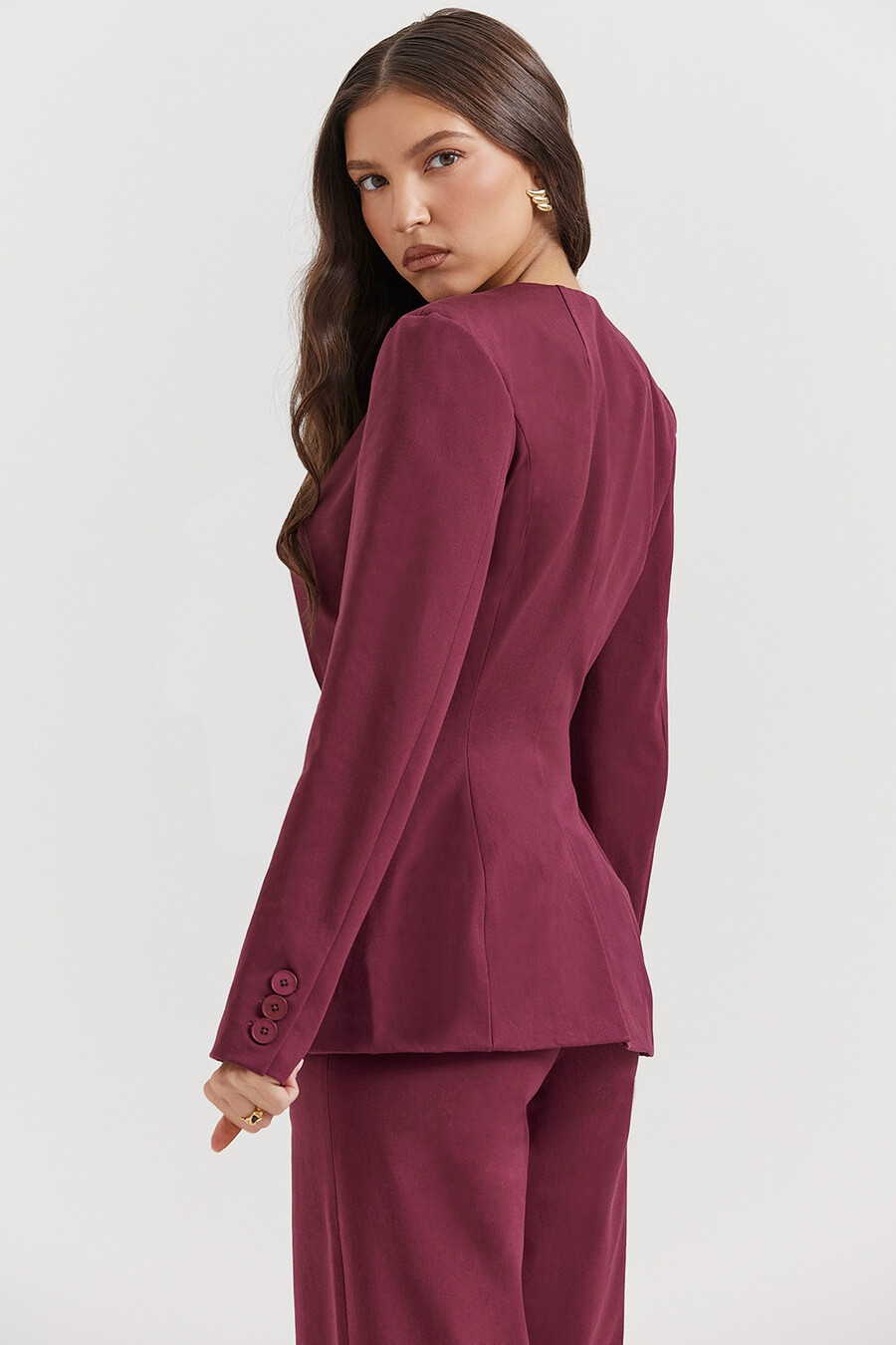 weinroter blazer mit tiefem v-ausschnitt