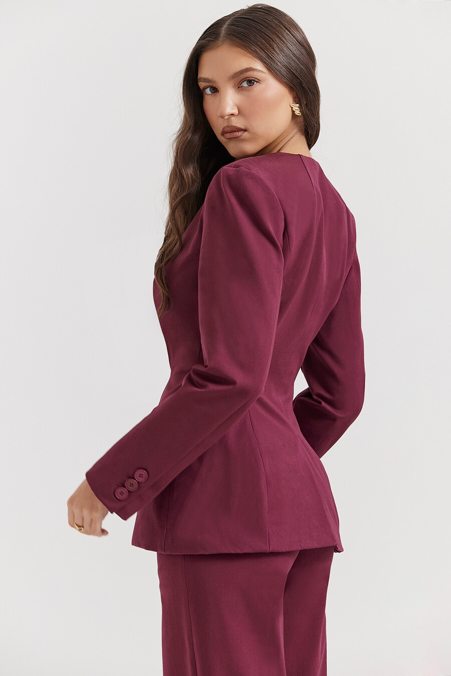 weinroter blazer mit tiefem v-ausschnitt