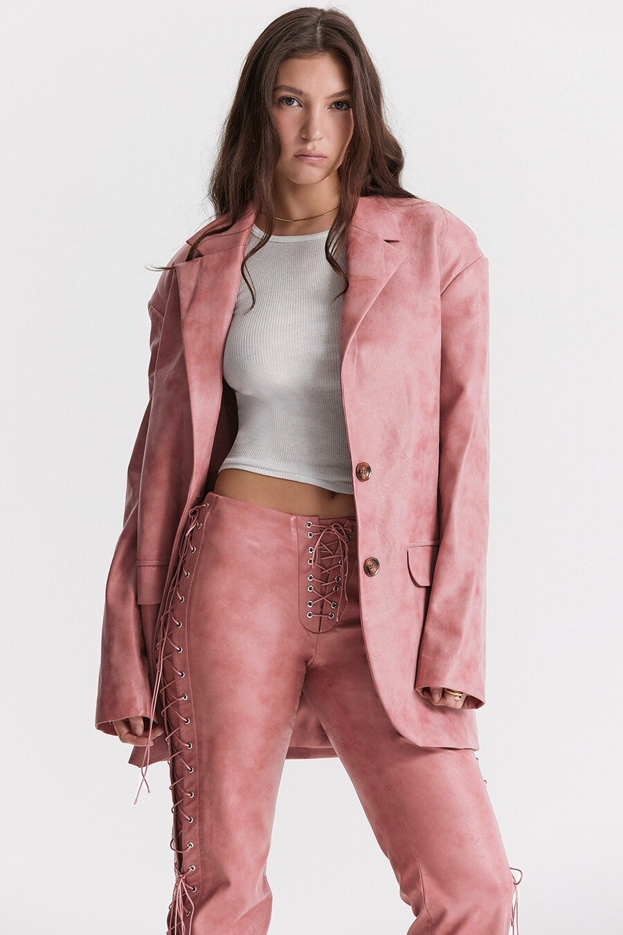 oversize-blazer aus veganem leder in warmem rosa