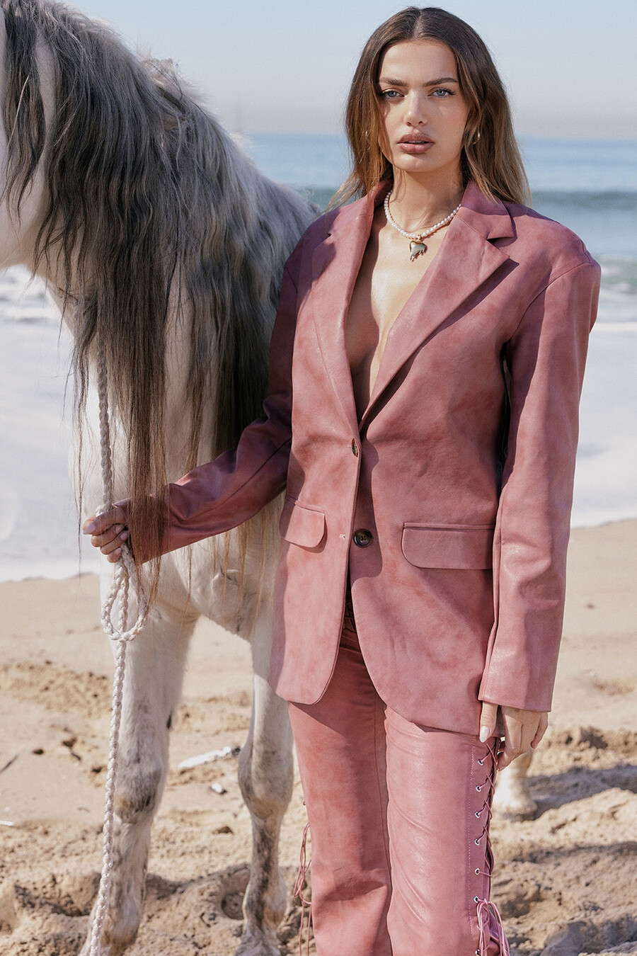 oversize-blazer aus veganem leder in warmem rosa