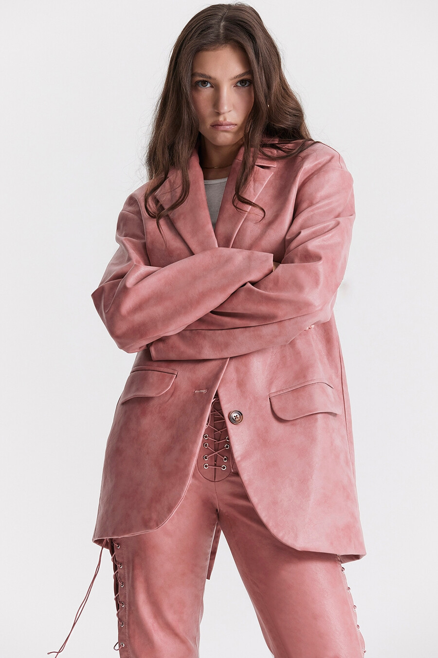 oversize-blazer aus veganem leder in warmem rosa