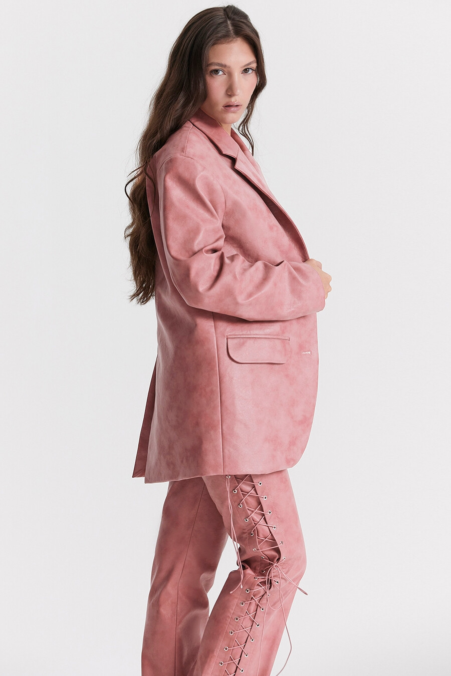 oversize-blazer aus veganem leder in warmem rosa