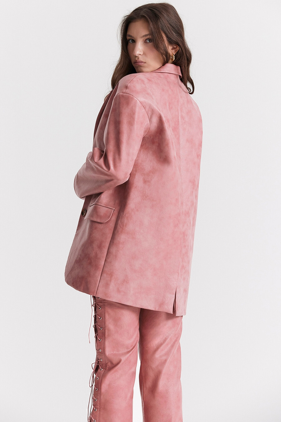 oversize-blazer aus veganem leder in warmem rosa