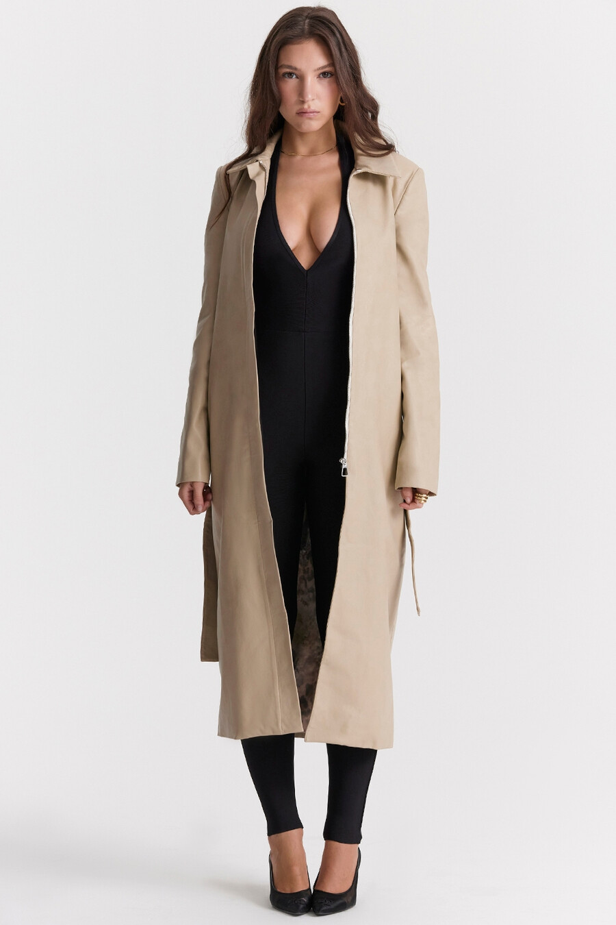 beigefarbener trenchcoat aus veganem leder