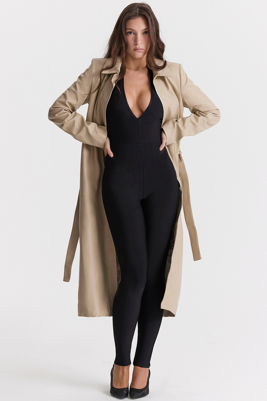 beigefarbener trenchcoat aus veganem leder