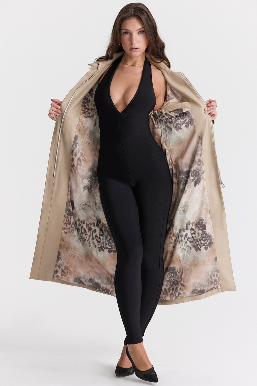 beigefarbener trenchcoat aus veganem leder