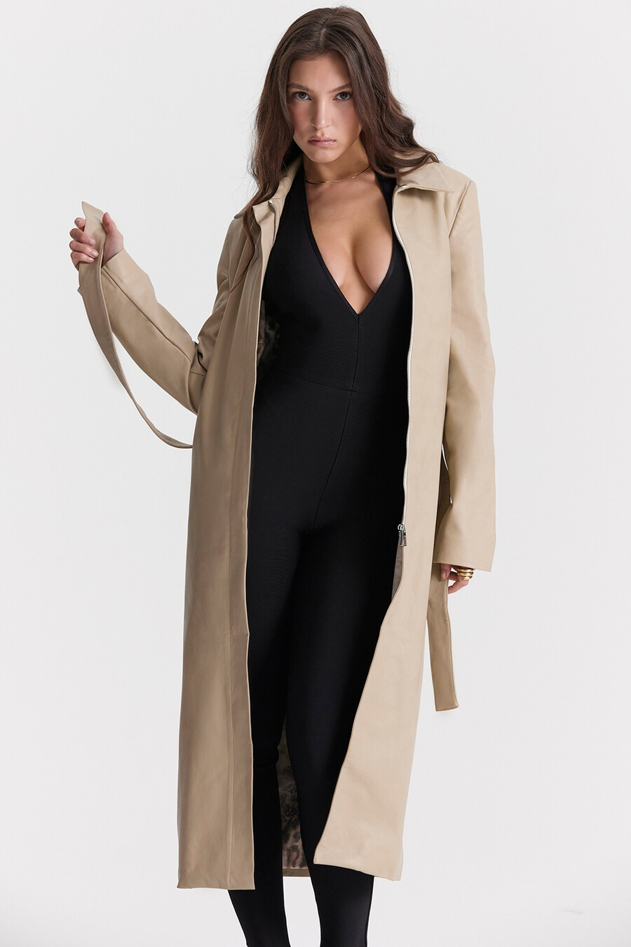 beigefarbener trenchcoat aus veganem leder