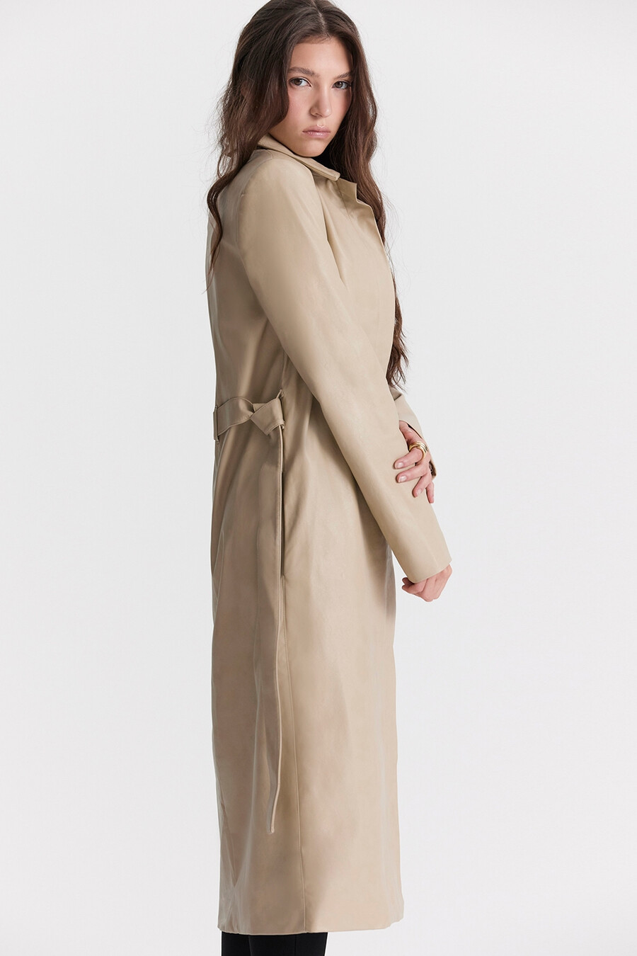 beigefarbener trenchcoat aus veganem leder