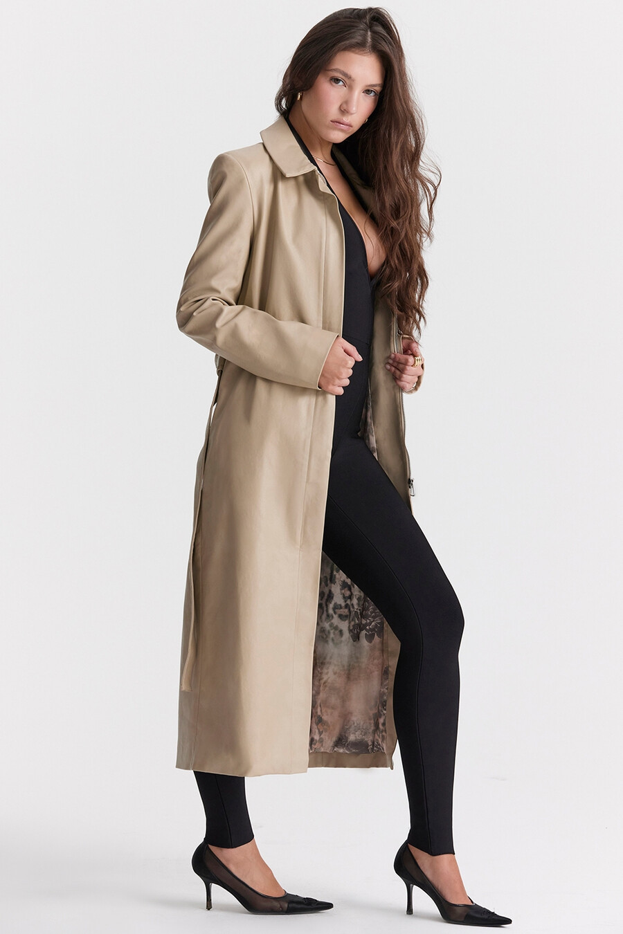 beigefarbener trenchcoat aus veganem leder