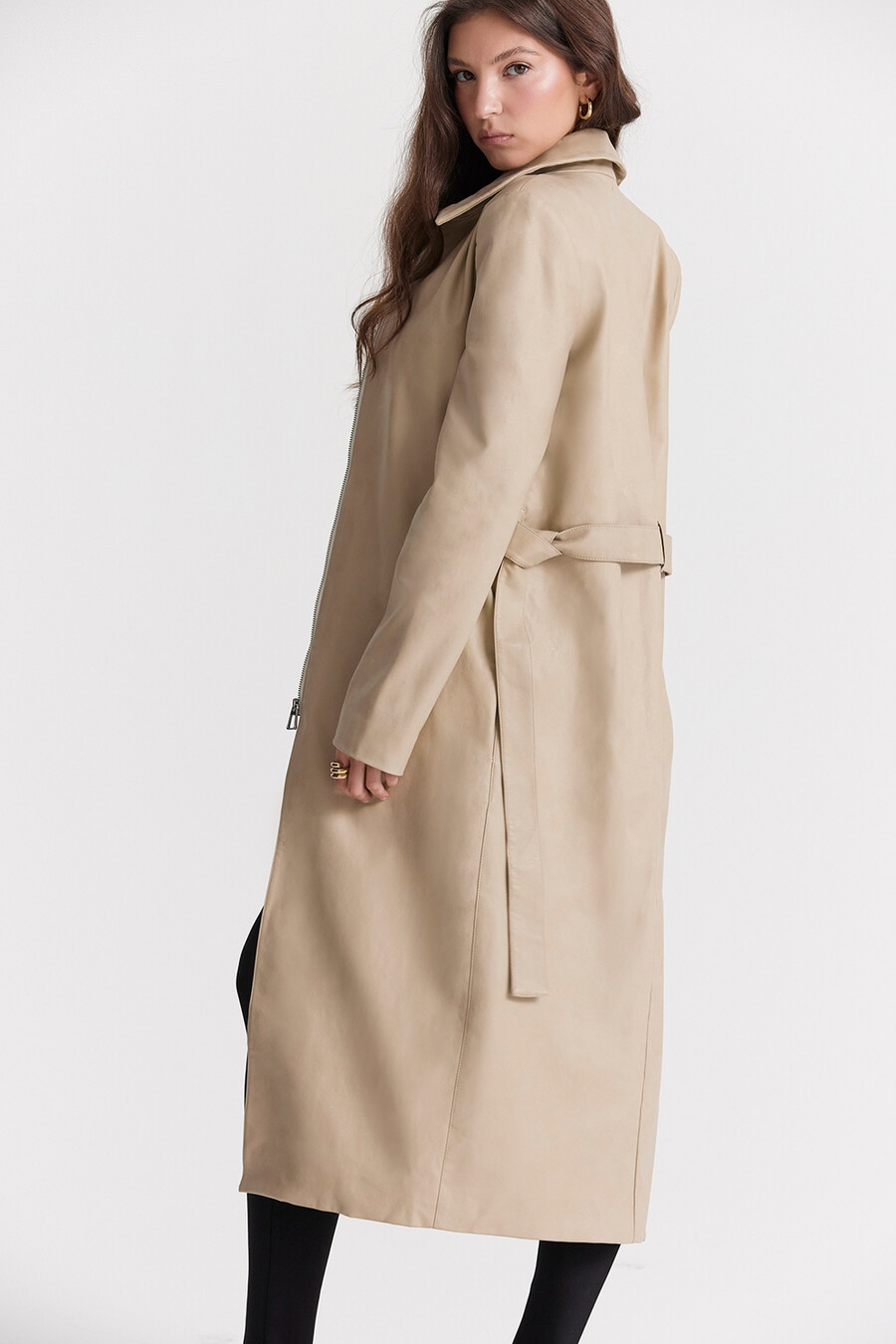 beigefarbener trenchcoat aus veganem leder