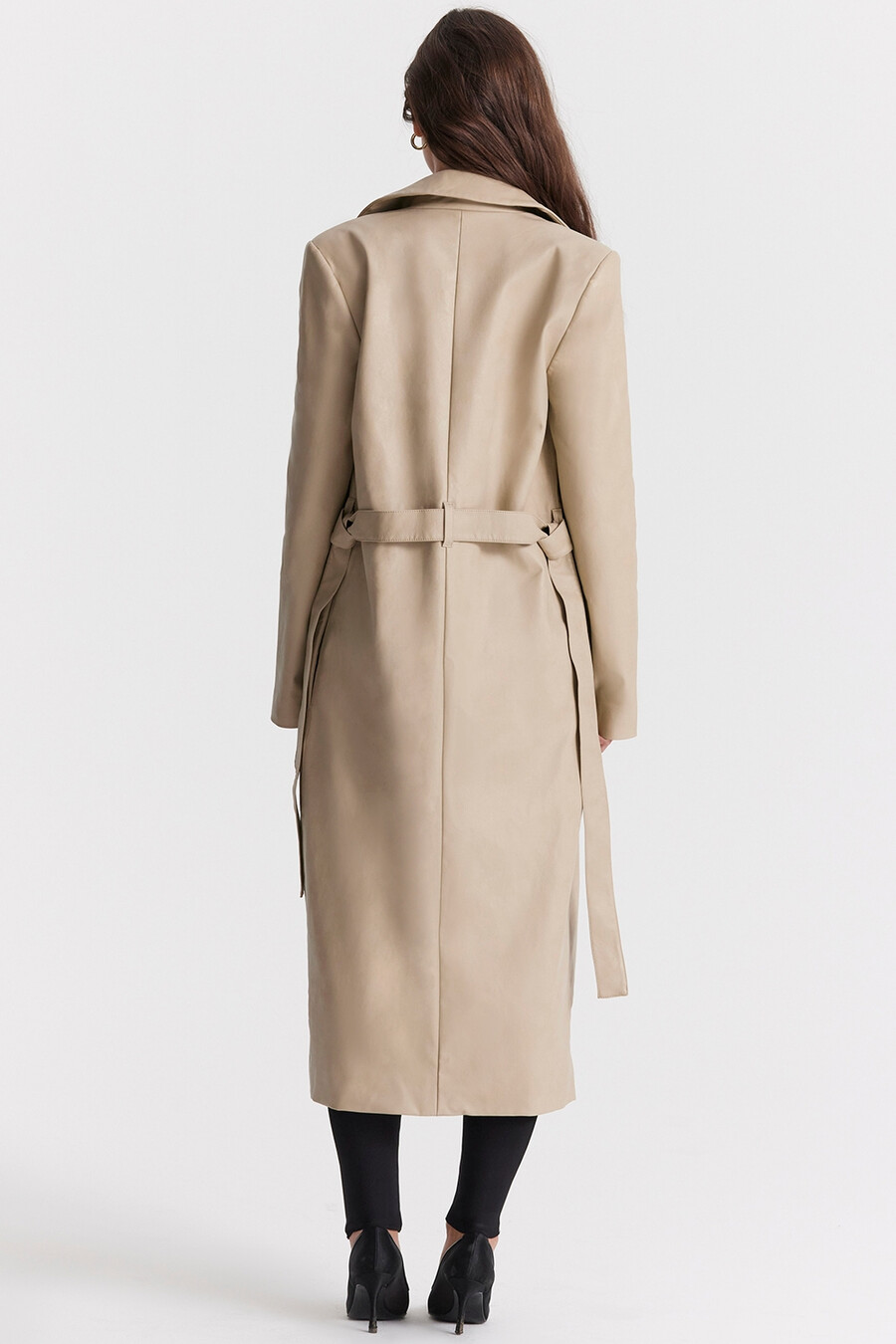 beigefarbener trenchcoat aus veganem leder