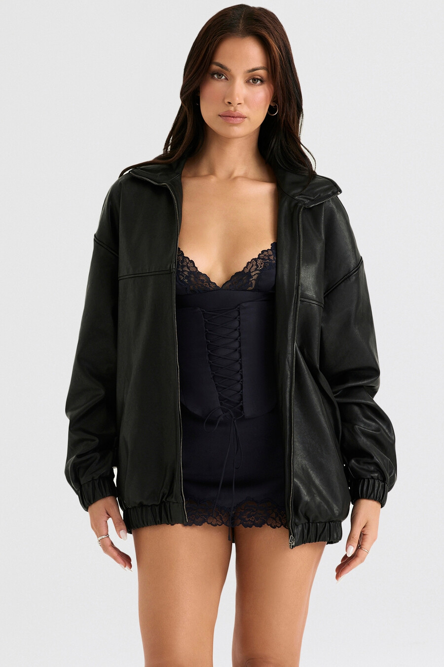 schwarze oversize-bomberjacke aus veganem leder