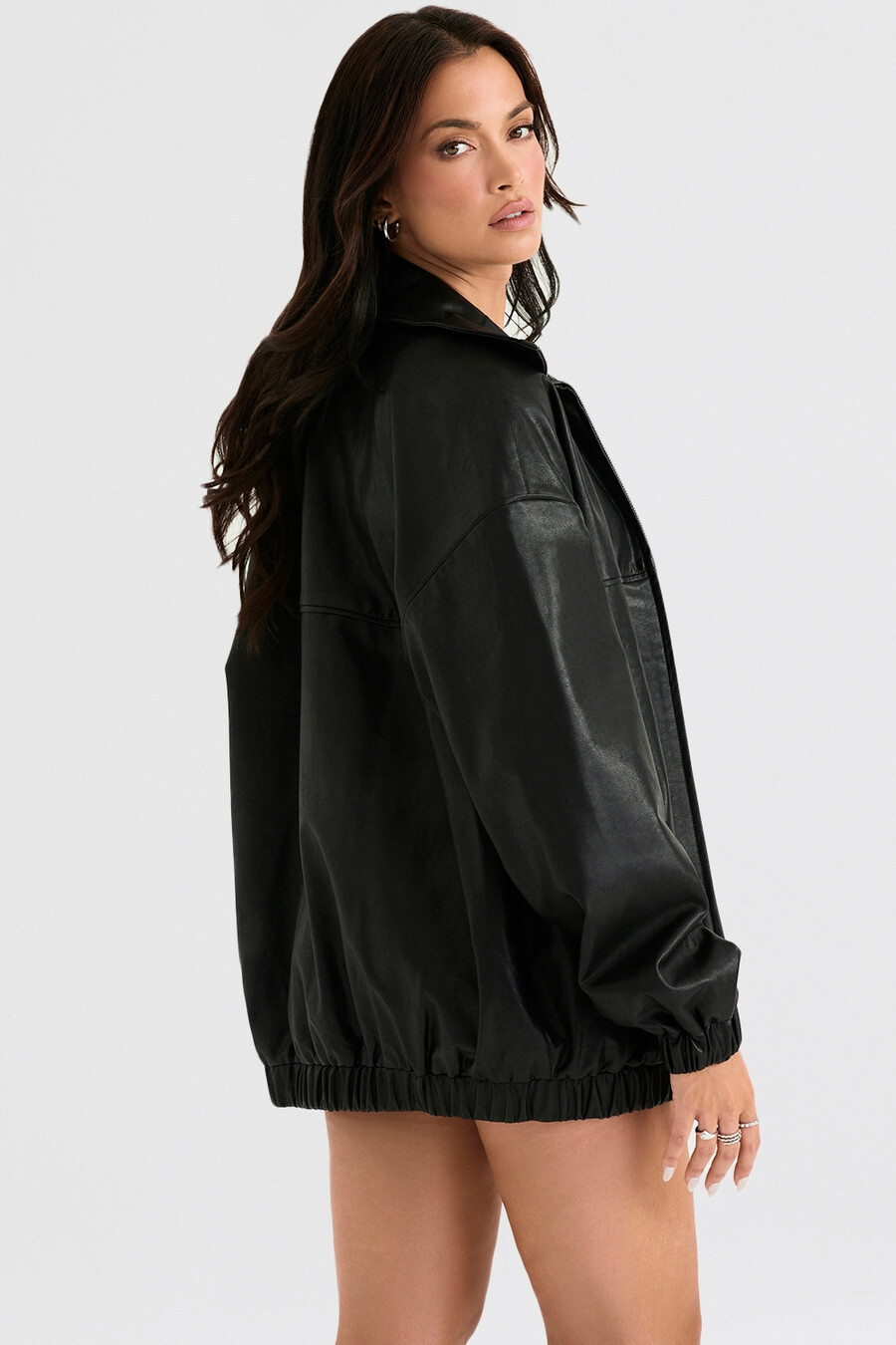 schwarze oversize-bomberjacke aus veganem leder