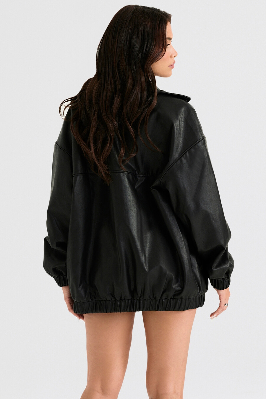 schwarze oversize-bomberjacke aus veganem leder